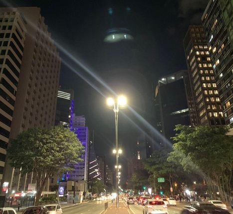 Iluminação urbana em avenida durante a noite